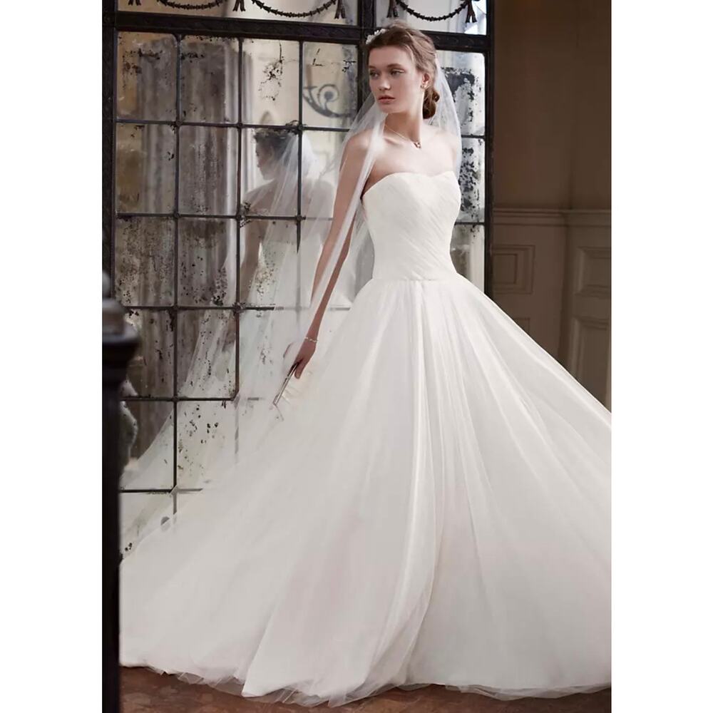 🔥David’s Bridal strapless Tulle Sweep Train Full Ball Gown Wedding Dress Size 8